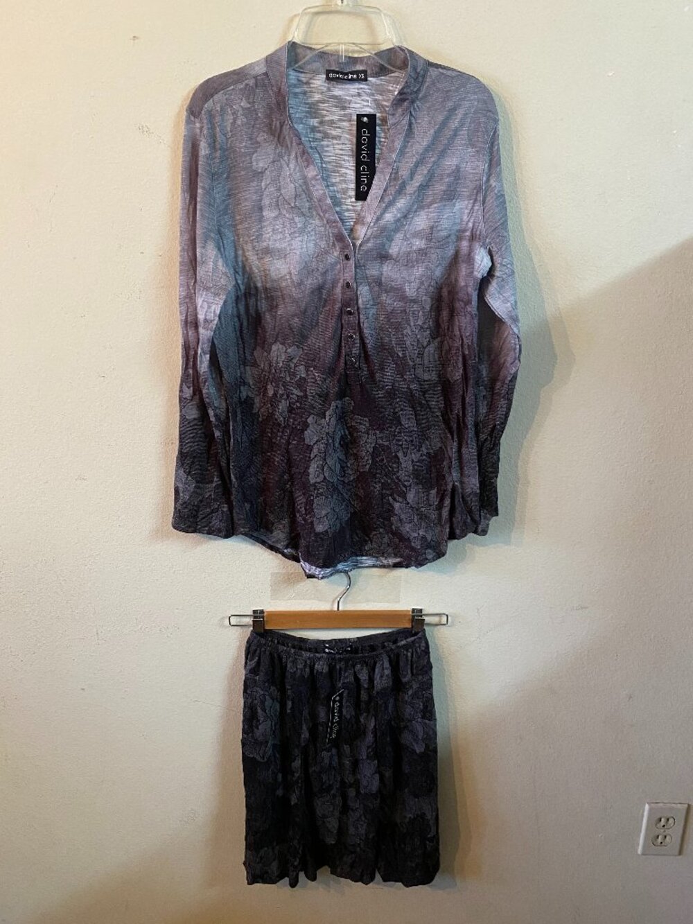 DAVID CLINE XS CHARCOAL GRAY & BLACK WRINKLED LOOK BLOUSE & SKIRT